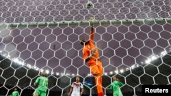 Le gardien de but algérien Rais Mbolhi lors d'un match contre l'Allemagne à Rio, le 30 juin 2014.