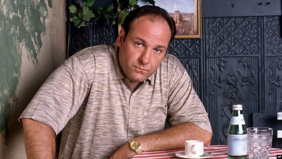 ARSIP – Foto arsip dari tahun 1999 atas perkenan HBO, menunjukkan foto mendiang James Gandolfini, dalam perannya sebagai bos mafia Tony Soprano, sebuah episode dari musim pertama serial televisi kabel HBO tentang kehidupan mafia, “The Sopranos” (foto: AP Photo/HBO, Anthony Neste, Arsip)