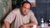 ARSIP – Foto arsip dari tahun 1999 atas perkenan HBO, menunjukkan foto mendiang James Gandolfini, dalam perannya sebagai bos mafia Tony Soprano, sebuah episode dari musim pertama serial televisi kabel HBO tentang kehidupan mafia, “The Sopranos” (foto: AP Photo/HBO, Anthony Neste, Arsip)