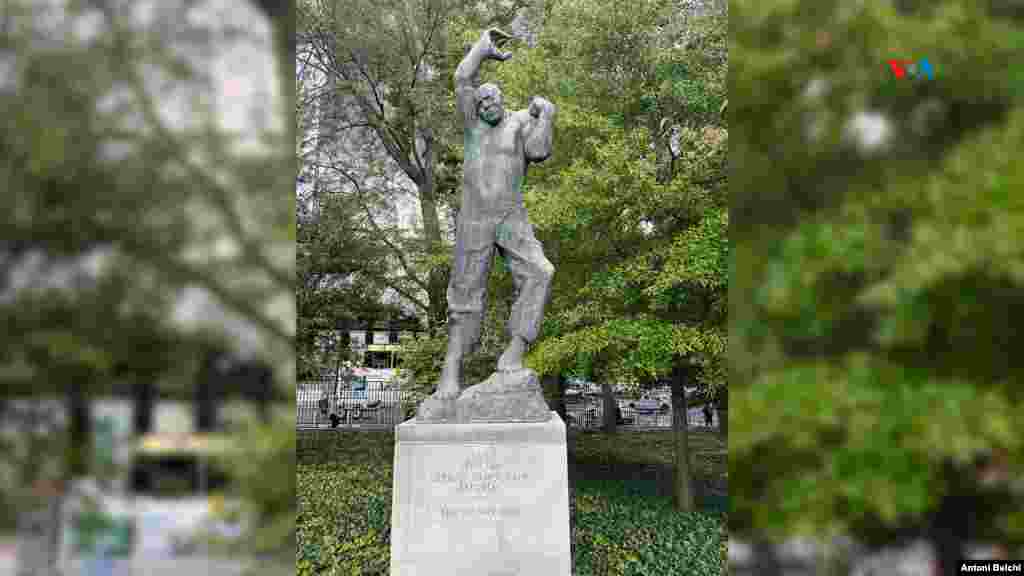 Die Aufsteigende (El Hombre Ascendente) es una escultura de bronce del artista alemán Fritz Cremer (1906-1993). La escultura representa a una figura masculina de pie, de aproximadamente 2,4 metros de altura, que simboliza adecuadamente el ascenso del hombre hacia la toma de conciencia de su papel histórico y el despliegue de su fuerza.