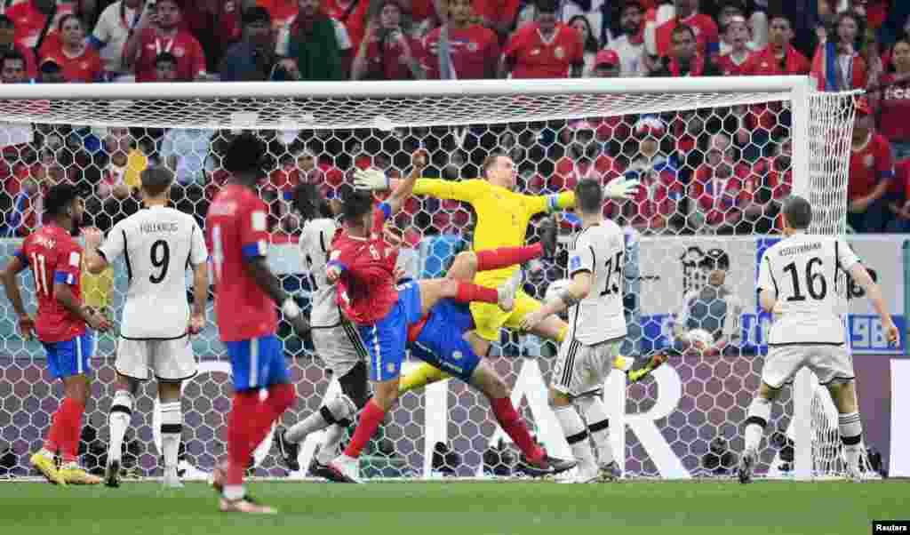 Juan Pablo Vargas, de Costa Rica, anota su segundo gol, en un encuentro en el que su selección fue vencida 2-4 por la selección alemana.