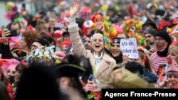 Warga bergembira saat memulai acara karnaval tahunan di kota Cologne, Jerman, hari Kamis (11/11). 