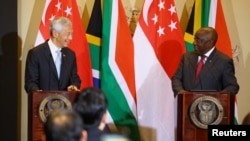 Президент ЮАР Сирил Рамафоса (справа) проводит совместную пресс-конференцию с премьер-министром Сингапура Ли Сяньлуном. Кейптаун, 16 мая 2023 г. 