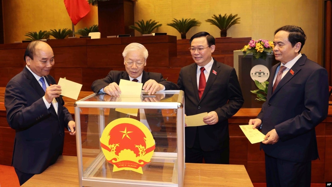 Từ trái sang, ông Nguyễn Xuân Phúc, ông Nguyễn Phú Trọng, ông Vương Đình Huệ, và ông Phạm Minh Chính, tại phiên bầu chức danh Thủ tướng Chính phủ ngày 5/4/2021.