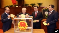 Từ trái sang, ông Nguyễn Xuân Phúc, ông Nguyễn Phú Trọng, ông Vương Đình Huệ, và ông Phạm Minh Chính, tại phiên bầu chức danh Thủ tướng Chính phủ ngày 5/4/2021.