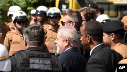 L'ancien président brésilien Luiz Inacio Lula da Silva, au centre, conduit devant la Justice fédérale le 13 septembre 2017.