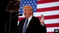 Calon presiden AS dari Partai Republik Donald Trump dalam kampanye di Cedar Rapids, Iowa (28/10). (AP/Evan Vucci)