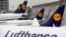 ফাইল ফটো: জার্মানির ফ্রাঙ্কফুর্ট বিমানবন্দরে লুফথানসার বিমানগুলি সারিবদ্ধভাবে রাখা রয়েছে।