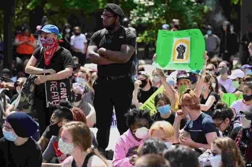 Los l&#237;deres locales de los Estados Unidos hicieron un llamado a los ciudadanos para que expresaran su ira por la muerte de un hombre negro desarmado en Minneapolis, mientras que se impusieron toques de queda nocturnos en varias ciudades.