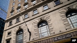 Bagian luar Hotel Roosevelt terlihat di kawasan tengah kota Manhattan, New York City, 15 Mei 2023.