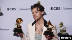 Harry Styles posa con sus premios al Mejor Álbum Vocal Pop y Álbum del Año por "Harry's House" durante la 65ª Entrega Anual de los Premios Grammy en Los Ángeles, California, EEUU, 5 de febrero de 2023. REUTERS/Mike Blake