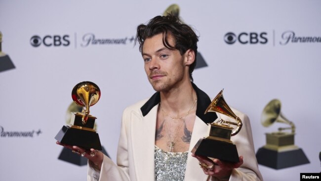 Beyoncé emerge como reina de los Grammy; Styles se alza con el mejor álbum 1 Harry Styles posa con sus premios al Mejor Álbum Vocal Pop y Álbum del Año por "Harry's House" durante la 65ª Entrega Anual de los Premios Grammy en Los Ángeles, California, EEUU, 5 de febrero de 2023. REUTERS/Mike Blake