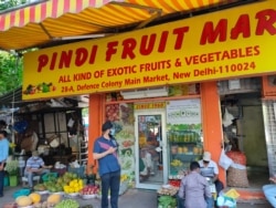 The owner of a fruit-and-vegetable shop in a Delhi market says hydroponic produce is selling amid rising demand for healthful food amid the pandemic. (Anjana Pasricha/VOA)