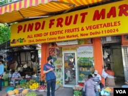 The owner of a fruit-and-vegetable shop in a Delhi market says hydroponic produce is selling amid rising demand for healthful food amid the pandemic. (Anjana Pasricha/VOA)