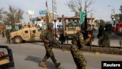 Tentara Nasional Afghan (ANA) tiba di lokasi serangan bom mobil bunuh diri di provinsi Jalalabad (20/3).