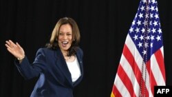 Wakil Presiden AS Kamala Harris memberikan pernyataan usai mengunjungi acara vaksinasi di Pusat Komunitas Phillis Wheatley, Greenville, Carolina Selatan pada 14 Juni 2021. (Foto: AFP)