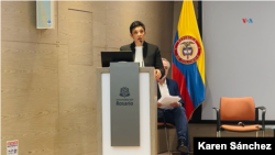 Tirana Hassan, directora ejecutiva de Human Rights Watch, durante la presentación del informe 'El Tapón del Darién: la selva donde confluyen las deficientes políticas migratorias de América Latina', el miércoles 11 de septiembre, en Bogotá. [Foto: Karen Sánchez, VOA]