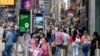 Kerumunan orang di Times Square, AS, pada 13 Juli 2021 di New York City. (Foto: AFP)