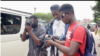 Jeune photographe ambulant à Libreville, le 7 juillet 2021. 