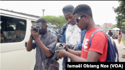 Jeune photographe ambulant à Libreville, le 7 juillet 2021. 