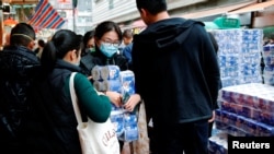 Suasana di sebuah toko di Hong Kong, saat merebaknya virus corona, 8 Februari 2020. (Foto: dok).