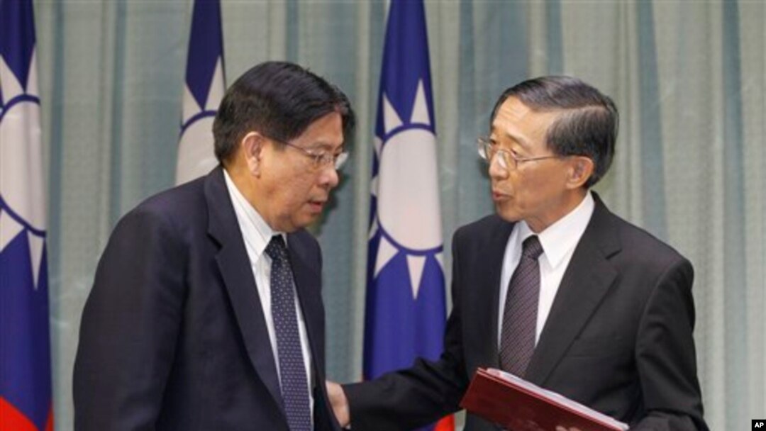 Menteri Luar Negeri Taiwan David Lin (kanan) menemui utusan Filipina Antonio Basilio (15/3). Filipina menyampaikan permintaan maaf secara resmi atas insiden penembakan nelayan yang mengakibatkan kematian nelayan tersebut, Kamis lalu.