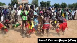 La danse traditionnelle Mousseye Kodoma, une éthnie du sud du Tchad et une partie du Cameroun, Bongo, 18 novembre 2017. (VOA/André Kodmadjingar)