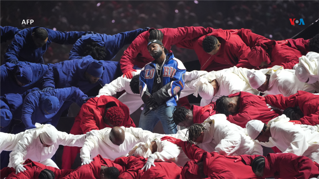 Kendrick Lamar recebeu cinco prémios Grammy este ano e tornou-se o primeiro rapper a solo a ser cabeça de cartaz do espetáculo de futebol americano.