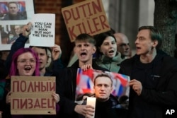 Para pengunjuk rasa melakukan demonstrasi di depan Kedutaan Besar Rusia di London, Jumat, 16 Februari 2024. (Foto: AP)