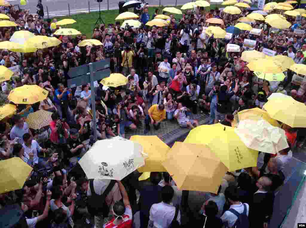 港人重返金钟纪念雨伞革命两周年(美国之音海彦拍摄)