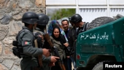 အမေရိကန်ဆရာဝန်သုံးဦး အသတ်ခံလိုက်ရတဲ့ Cure ဆေးရုံ။ ကဘူးမြို့၊ အာဖဂန်နစ္စတန်။ (ဧပြီ ၂၄၊ ၂၀၁၄)