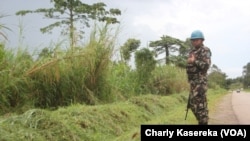 Un Casque bleu de la mission des Nations unies au Congo patrouille à Oicha. VOA / Charly Kasereka