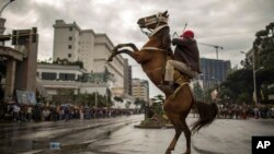 Un Ethiopien monte à cheval alors que des centaines de milliers de personnes se rassemblent pour accueillir les dirigeants du Front de libération Oromo (OLF), une fois interdit, à Addis Abeba, capitale de l'Ethiopie, le samedi 15 septembre 2018.