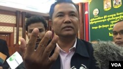 Morn Phalla, Cambodia National Rescue Party executive director, talks to journalists at a press conference, National Election Committee (NEC), Phnom Penh, Camboida, May 17, 2017. (Kann Vicheika/VOA Khmer) 