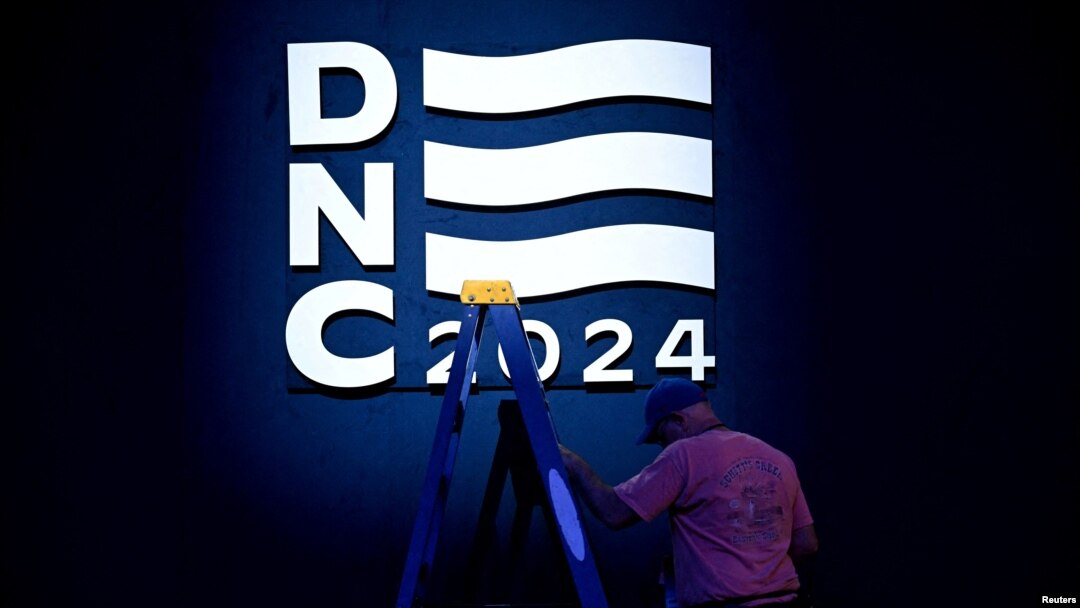 Znak Demokratske nacionalne konvencije u Junajted centru u Čikagu, 18. avgust 2024. (REUTERS/Vincent Alban)