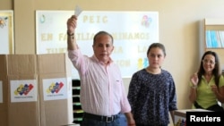 El dirigente opositor, Manuel Rosales, emite su voto en un colegio electoral durante una elección nacional para nuevos alcaldes, en Maracaibo, el 10 de diciembre de 2017.