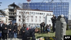 Gradonačelnik Beograda Dragan Djilas polaže cveće na spomenik "Zašto?" poginulim radnicima Radio-televizije Srbije tokom NATO bombardovanja, danas u beogradskom parku Tašmajdan