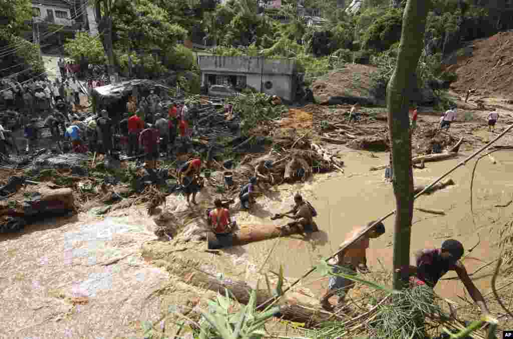 Socorristas acodem às vítimas das enxurradas em  Teresópolis. Centenas de brasileiros morreram em consequência de chuvas torrenciais esta semana.