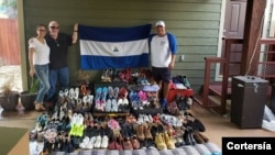 Manuel Prado, presidente de Funadec, en una de las labores de envíos de que la organización hace en solidaridad con inmigrantes, principalmente de Nicaragua, y de los que se han beneficiado también venezolanos y cubanos. Foto de archivo de 2019.