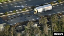 La voie express Kyushu endommagée par un tremblement de terre dans la ville Mashiki, préfecture de Kumamoto, dans le sud du Japon, le 15 avril 2016. 