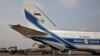 Staf lapangan dan awak pesawat Antonov An-124 Ruslan membongkar tanker Linde setibanya di Bandara Internasional Netaji Subhas Chandra Bose (NSCBIA) di Kolkata, India, 2 Mei , 2021. (REUTERS/Rupak De Chowdhuri)