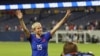 Megan Rapinoe menyapa penggemar setelah pertandingan melawan Afrika Selatan dalam penampilan terakhirnya bersama timnas sepak bola AS di Chciago, Illinois, pada 24 September 2023. (Foto: Jon Durr/USA Today Sports)