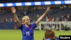 Megan Rapinoe menyapa penggemar setelah pertandingan melawan Afrika Selatan dalam penampilan terakhirnya bersama timnas sepak bola AS di Chciago, Illinois, pada 24 September 2023. (Foto: Jon Durr/USA Today Sports)