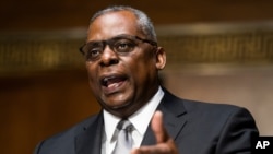 Jenderal purnawirawan Lloyd Austin, dicalonkan Presiden Joe Biden untuk menjadi menteri pertahanan AS, tengah memberikan kesaksian di Gedung Capitol, Washington, D.C., 19 Januari 2021. (Jim Lo Scalzo/Pool via AP)