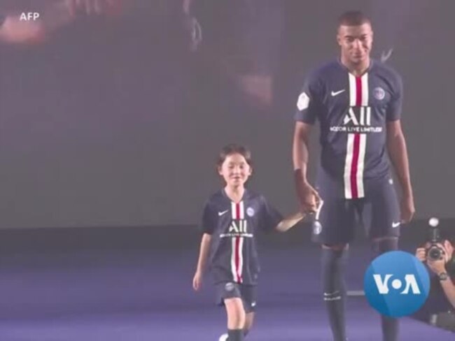 PSG: Mbappé, Neymar et Cavani présentent les nouveaux maillots du club