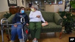 Carmela Sileo dhe Susan McEachern duke biseduar në Qendrën Arbor Springs, në Opelika, Alabama (3 shkurt 2021)