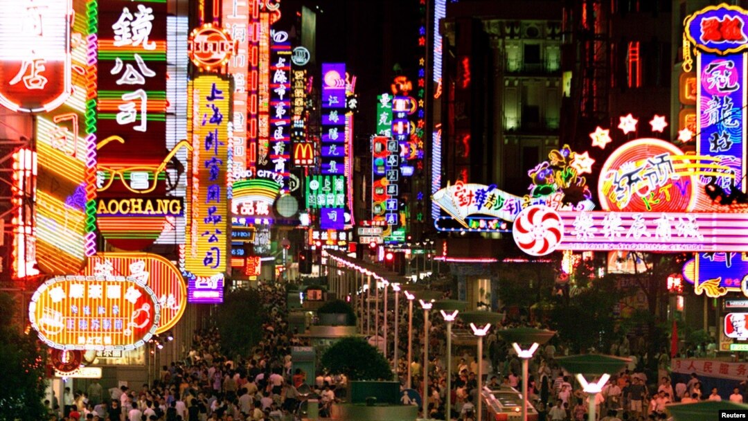 Noche colorida de comercio en una calle de Shangai, en China.