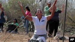 Familiares de prisioneros de la cárcel de Uribana en Barquisimeto, Venezuela, lloran desesperados esperando noticias luego de un motín carcelario en el que murieron 58 personas.