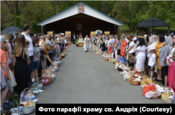 Освячення пасок на Великдень на території храму св. Андрія