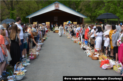 Освячення пасок на Великдень на території храму св. Андрія